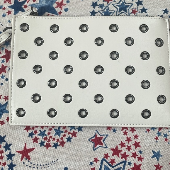Express white clutch purse with grommets - Picture 4 of 6